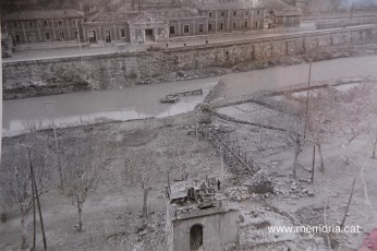 La passarel·la o palanca de l’estació del Nord, demolida el 24 de gener del 1939 durant la retirada de les forces republicanes. (Fotografia: Llorenç Gamisans i Vilaplana).