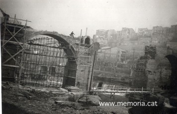 Obres de restauració del Pont Vell, destruït el 1939. No s’iniciaren fins l’any 1960. (Archivo General de la Administración).