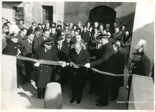 30/1/1963. Inauguració del Pont Vell reconstruït, amb la presència del ministre de l’Habitatge, José María Martínez Sánchez-Arjona, i l’alcalde de Manresa Joan Moll. (Arxiu Comarcal del Bages).
