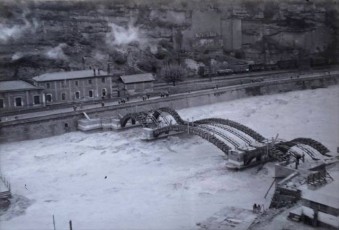 Fotografies de la construcció del nou pont de la Reforma. Es va fer entre els anys 1940 i 1942. Van construir-lo soldats i presoners de guerra. A primer terme, la passarel·la provisional que es va habilitar de seguida per als vianants.