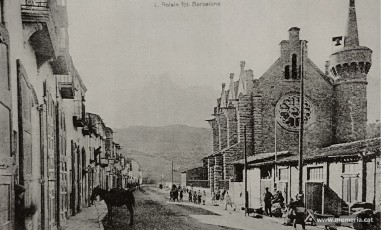 Carrer de la Bauma de Castellbell i el Vilar. Ramon Junyent neix a ca l’Iscle, al número 84 d’aquest carrer, el 31 d’agost del 1892. A l’altra banda del carrer s’hi aixeca l’església modernista de la Sagrada Família, on Ramon Junyent i Pepeta Vila es casen l’11 de juny del 1921. (Col·lectiu El Brogit – Centre d’Estudis de Castellbell i el Vilar)