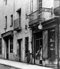 Cal Piera, confiteria-pastisseria i “fàbrica de xocolata i colmado” del carrer de la Font Vella de Terrassa on Ramon Junyent aprèn l’ofici de confiter. (“Records de Terrassa”)