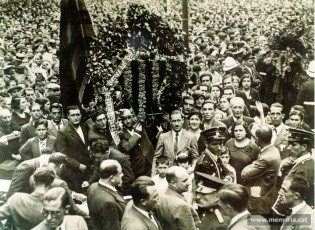 Ramon Junyent; la seva esposa, Josepa Vila, i els seus dos fills grans, Margarida i Ramon, davant de l’ofrena floral del Casal d’Esquerres del Poblet, entitat adherida a ERC que presidí Ramon Junyent durant anys. El Poblet és un barri històric. Aleshores formava part del Districte X (Sant Martí). (Família Junyent)