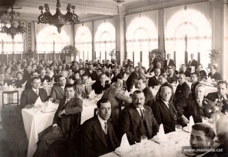 Dinar d’afirmació republicana amb Ramon Junyent i la seva esposa, Josepa Vila asseguts al fons, entre una multitud de comensals. (Família Junyent)