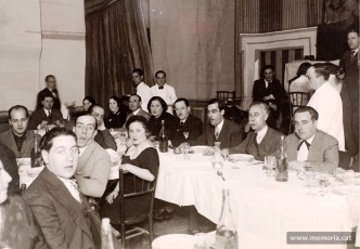 Taula presidencial de l'acte d'homenatge que Ramon Junyent -que apareix acompanyat de la seva esposa, Josepa Vila- va rebre del Casal d'Esquerres del Poblet. A la seva esquerra, Josep Maria Massip, Josep Riera i Puntí i Roc Boronat. (Família Junyent)