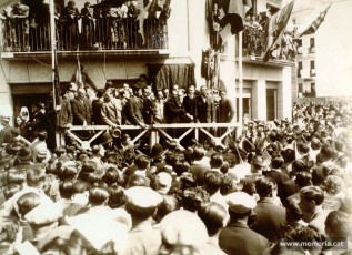 Ramon Junyent, a dalt de l’escenari i tercer per l’esquerra amb la mà a la barana, en un acte polític mentre l’alcalde Carles Pi i Sunyer s’adreça al públic. (Família Junyent)