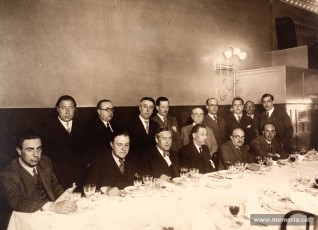 Barcelona, 1934. D’esquerra a dreta apareixen: drets, Joan Alavedra, Domènec Pla, Antoni Oliva, Ramon Junyent Vila, Benet Mori, Francesc Rossell, Hilari Salvadó, Francesc Codó i Josep Maria Massip; asseguts, Jaume Vàchier, Josep Escofet, Carles Pi i Sunyer, Lluís Companys, Jaume Serra i Húnter i Antoni Ventós. Excepte el president Companys i el seu secretari Alavedra, la resta són l’alcalde i regidors de Barcelona. (Família Junyent)