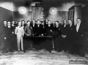 Ramon Junyent, en primer terme i amb vestit de ratlles. (Família Junyent)