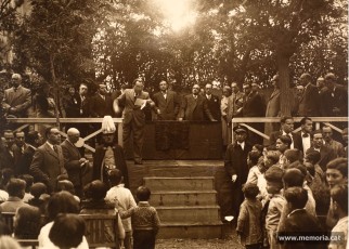 Ramon Junyent, al costat dret de Francesc Carbonell, Jaume Serra i Hunter i l’alcalde Carles Pi i Sunyer, en l’acte d’inauguració del Grup Escolar Pablo Iglesias, al barri del Guinardó de Barcelona. També hi apareix Antoni Oliva. (Família Junyent)