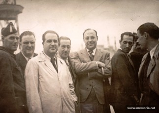 Ramon Junyent, al centre, amb altres regidors municipals de Barcelona al vaixell-presó Uruguay, possiblement el 19 de febrer del 1935, dia del seu alliberament. D’esquerra a dreta, Josep Escofet, Hilari Salvadó, Ramon Junyent i Vicenç Bernades. (Família Junyent)