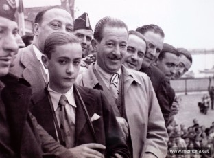 Ramon Junyent, flanquejat per Antoni Vilalta i Hilari Salvadó, possiblement el 19 de febrer del 1935, dia del seu alliberament del vaixell-presó Uruguay. (Família Junyent)