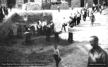 Igualada. 10 abril 1938. Refugi de la Plaça de la Creu. Participació de la població en la construcció de refugis. (Cartera: 5  Foto: 127).