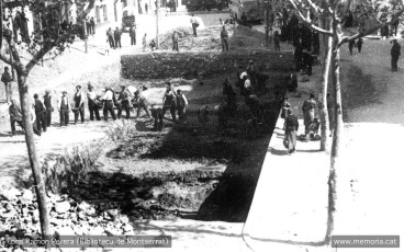 Igualada. 10 abril 1938. Refugi de la Plaça de la Creu. Participació de la població en la construcció de refugis. (Cartera: 5   Foto: 123).