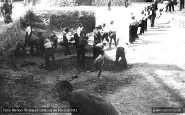 Igualada. 10 abril 1938. Refugi de la Plaça de la Creu. Participació de la població en la construcció de refugis. (Cartera: 5  Foto: 123).