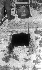 Vic. Juliol 1938. Solar del convent enderrocat de Santa Clara.
Construcció de trinxeres en ziga-zaga. Proves de resistència amb una “pera“ de ferro. (Cartera: 12 Foto: 285).