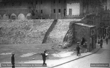 Manresa. Maig 1938. Plaça de Sant Domènec. Exterior del refugi. (Cartera: 8).