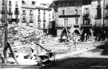 Vic. 24 març 1938. Plaça Major. Obres de construcció del refugi número 3. (Cartera: 4).
