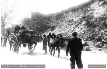 Lloc: Possiblement entre Tàrrega i Igualada. 10 abril 1938. Desplaçament de refugiats que marxen del front de Lleida.
(Cartera: 5)
