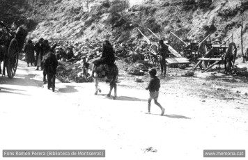 Lloc: Possiblement entre Tàrrega i Igualada. 10 abril 1938. Desplaçament de refugiats que marxen del front de Lleida.
(Cartera: 5).