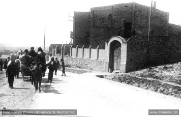 Igualada. 10 abril 1938. Carretera de Manresa, núm 47 -  Igualada. Desplaçament de refugiats que marxen del front de Lleida. (Cartera: 5).
