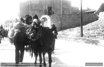 Igualada. 10 abril 1938. Carretera de Manresa, núm 47 -  Igualada. Desplaçament de refugiats que marxen del front de Lleida. (Cartera: 5).
