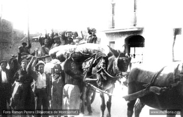 Igualada. 10 abril 1938. Carretera de Manresa, núm 47 -  Igualada. Desplaçament de refugiats que marxen del front de Lleida. (Cartera: 5).