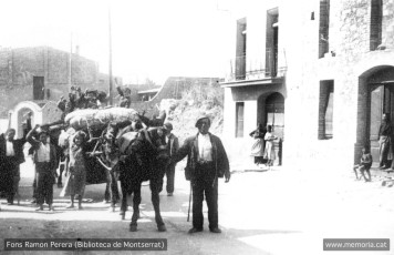 Igualada. 10 abril 1938. Carretera de Manresa, núm 47 -  Igualada. Desplaçament de refugiats que marxen del front de Lleida. (Cartera: 5)