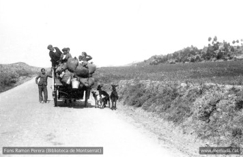 Igualada/Tàrrega. 10 abril 1938. Sembla la carretera que va en direcció a Valls, actual C 37, però no es pot assegurar. 
Desplaçament de refugiats que marxen del front de Lleida. (Cartera: 5).
