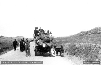 Igualada/Tàrrega. 10 abril 1938. Sembla la carretera que va en direcció a Valls, actual C 37, però no es pot assegurar. 
Desplaçament de refugiats que marxen del front de Lleida. (Cartera: 5).
