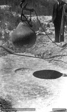 Vic. Juliol 1938. Solar del convent enderrocat de Santa Clara.
 Construcció de trinxeres en ziga-zaga. Proves de resistència amb una “pera“ de ferro. (Cartera: 12).
