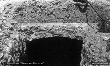 Vic. Juliol 1938. Solar del convent enderrocat de Santa Clara.
Construcció de trinxeres en ziga-zaga. Proves de resistència amb una “pera“ de ferro. (Cartera: 12   Foto: 284).
