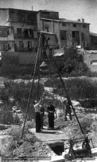 Vic. Juliol 1938. Solar del convent enderrocat de Santa Clara.
Construcció de trinxeres en ziga-zaga. Proves de resistència amb una “pera“ de ferro. (Cartera: 12   Foto: 286).
