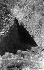 Vic. Juliol 1938. Solar del convent enderrocat de Santa Clara.
Escales per entrar o sortir de la trinxera en ziga-zaga. (Cartera: 12   Foto: 298).