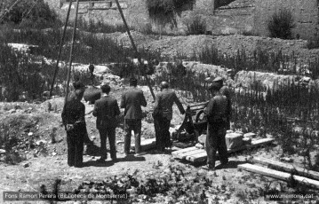 Vic. Juliol 1938. Solar del convent enderrocat de Santa Clara.
Proves de resistència amb una “pera“ de ferro. (Cartera: 12   Foto: 306).