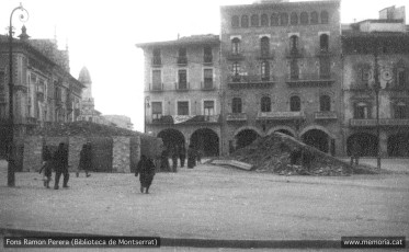 Vic. Octubre 1938. Plaça Major. Simulacre d’alarma de bombardeig al refugi número 3. (Cartera: 19   Foto: 491)

