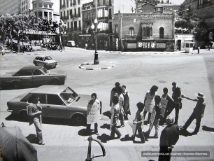 Una vista  de la plaça de Crist Rei amb el cinema Catalunya al fons a l'esquerra.