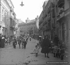 Procesó al carrer Guimerà. L'Olimpia a l'esquerra (1955)
