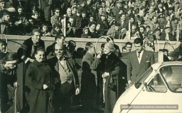 "La família Ulises" amb Paquita Blanch, Josep Mira aguantant el micro, entrevistant a Josep Isat, i al darrera Vicenç Comas. (1958)
