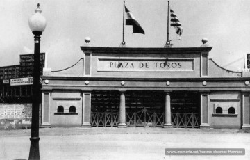 Entrada a la "plaza de toros" situada a la plaça "División Azul", actual plaça 11 de setembre.