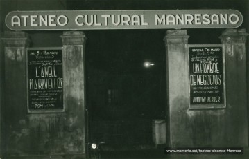  A la cartellera de l'exterior podem veure anunciat " L'anell Maravellós" i "Un hombre de negocios" de la companyia manresana de Domingo Ferrer.(1959)
