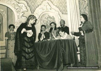 "Locura de Amor" D'esquerra a dreta: Etelvira Piera, Mª Matilde Almendros, ?; Dolors Camprubí, i la Paquita Blanch (que escriu) i Crispina Gros (1954)