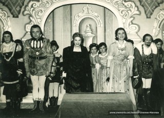 " Locura de Amor" amb Mª Matilde Almendros (amb vestit negre) i a la dreta Dolors Camprubí. (1954)