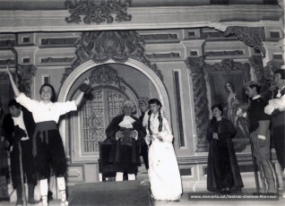 "En Patufet". D'esquerra a dreta: Joan Masachs, Dolors Camprubí, Joan Torras i Conxita Soler. Més a la dreta Paquita Blanch, Ramon Folch i Martí Camprubí (1954)