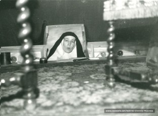 Una monja fent d'apuntadora (1950)
