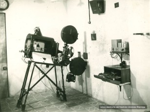 La cabina de cinema amb el projector (1955)
