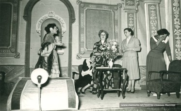 Representació teatral nomès amb dones dalt de l'escenari

