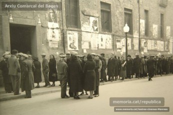 Carrer Jaume I , anant a votar en una jornada electoral(1936)

