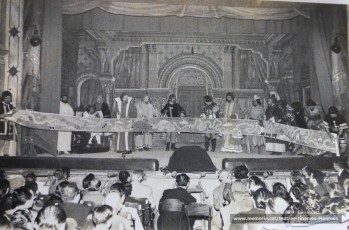 1ª representació de l'Auca de la Sèquia, original de  Joan Vilanova, representada per membres del Gremi de Sant Lluc(1956)
