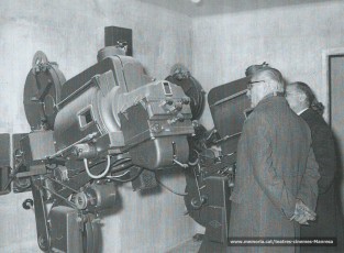 L'alcalde Joan Moll i Vall-davant- i en Mariano Padró amb els nous projectors de cinema.(1961)
