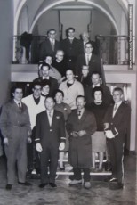 Treballadors del teatre. L'Alfons Rubio amb guardapols a l'esquerra. La senyora Angeleta que vivia a la cuarta planta del teatre (1968)
